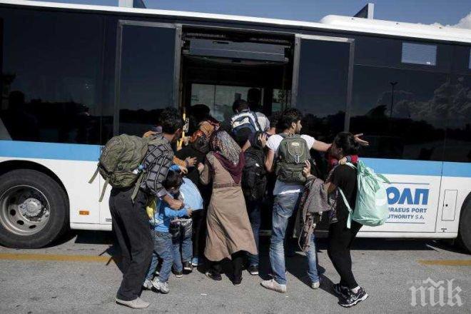Мигрантски натиск от Гърция в Албания, български автобус транспортира сирийски бежанци