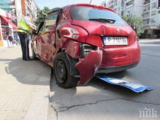 ПИК TV: Кола на червено помете знаци и катастрофира на метри от спирка в Русе