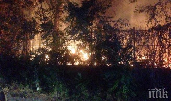 Огнен ад! Вижте пожара на стадион Черноморец (СНИМКИ)