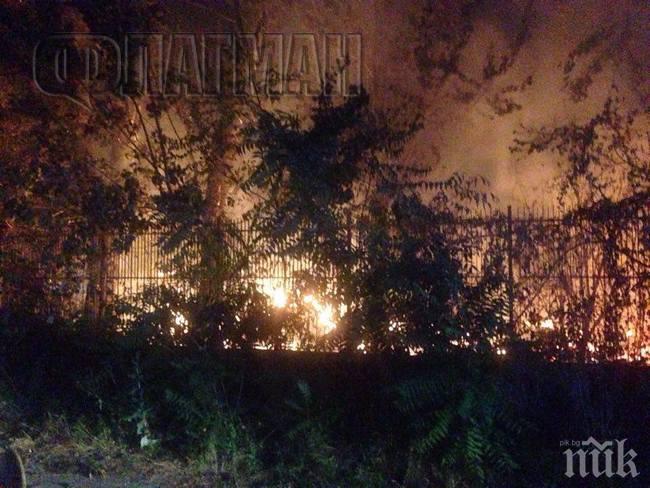 Извънредно! Гори стадион Черноморец, пожарът е огромен!