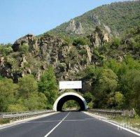 ВНИМАНИЕ! Бали сено са разпилени на пътя в тунел „Железница” в посока Кулата