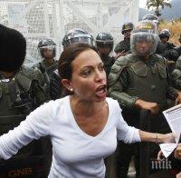 Гладни венецуелки нахлуха в Колумбия, за да се наядат