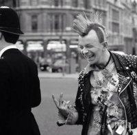 Найджъл Фарадж лъсна като пънкар (СНИМКИ)