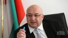 Кралев окуражи гимнастичките и прати по тях букет за Цвети