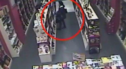 наглост джебчийка краде наред книжарница снимка