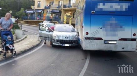 автобус кола удариха златните