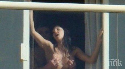 шок златните двойка прави секс прозореца туристи пулят снимка