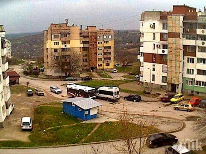 Мъж паркира пред блока си в Русе, но ето какво видя върху колата си сутринта (СНИМКА)