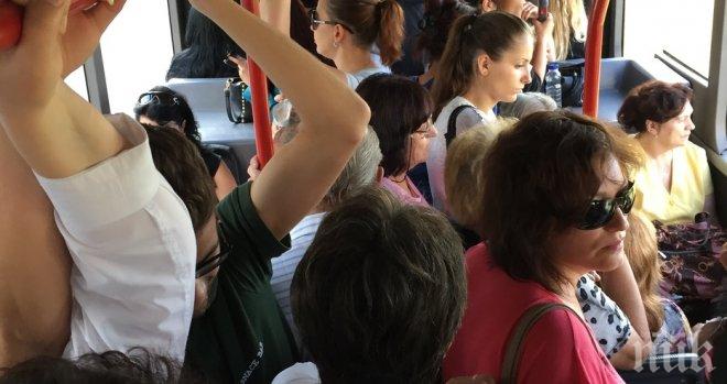 Пътничка в автобус разказа разтърсваща история: Дете плачеше за близалка, а майката...