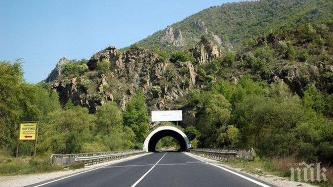 ВНИМАНИЕ! Бали сено са разпилени на пътя в тунел „Железница” в посока Кулата