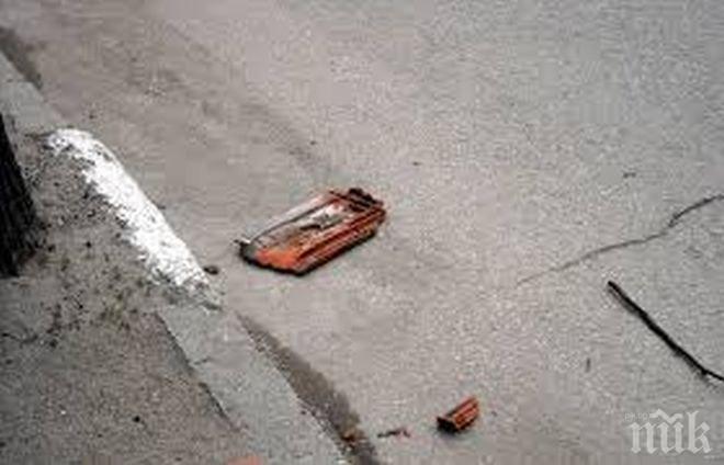 Керемиди летят, падат на метри от граждани, пиещи кафе