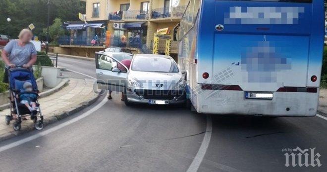 Автобус и кола се удариха на Златните