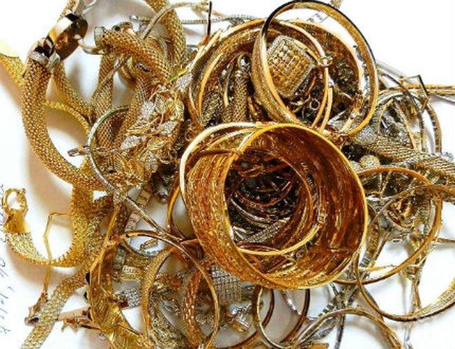 НАГЛОСТ! Крадци скриха 300 бижута в гащите си