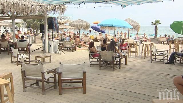 Харчим като луди! 1 млрд. лева е оборотът по морето само за месец