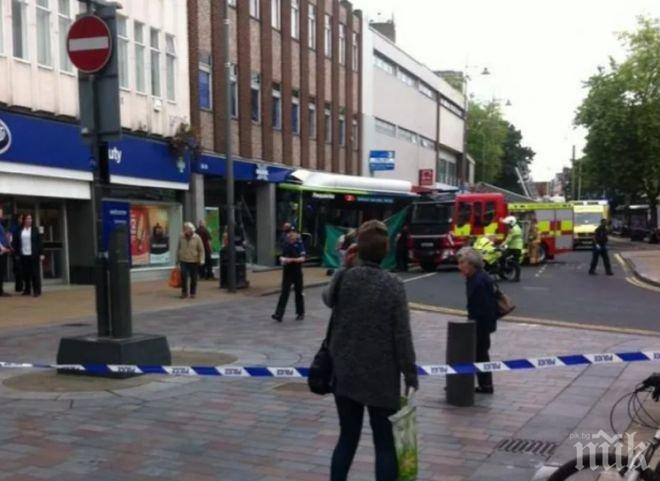 Автобус се заби в банка, има загинали
