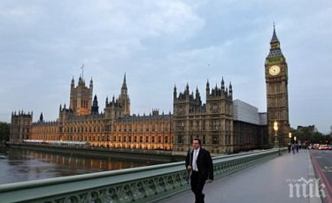 ПАНИКА ВЪВ ВЕЛИКОБРИТАНИЯ! Подозрителен пакет блокира работата на парламента
