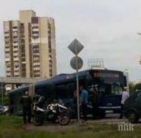 Пътният ад в Бургас продължава: Автобус се блъсна в Опел на колелото на Мираж