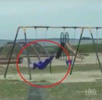 Мистерия! Заснеха призрак как се забавлява на люлка (ВИДЕО)