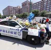 Далас облян в сълзи, стотици поднасят цветя за загиналите полицаи (СНИМКИ)