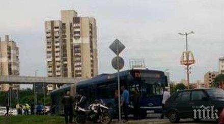 пътният бургас продължава автобус блъсна опел колелото мираж