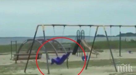 мистерия заснеха призрак забавлява люлка видео