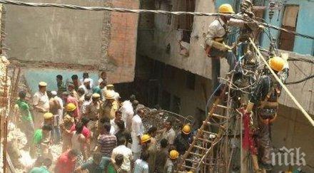 срутване търговски център индия загинали четирима души видео