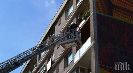 стъкла летят гурбетчийско жилище спасители стигнаха етаж пожарникарска стълба