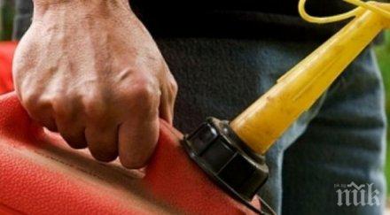 мъж продал вода вместо гориво предаден съд