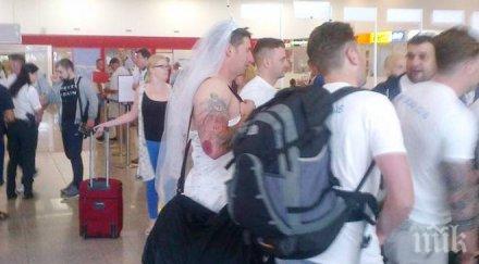 шоу летище бургас пиян британец готви лудото ергенско парти кацна облечен булчинска рокля маратонки бутилка водка