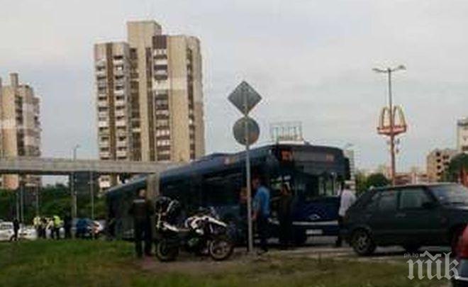 Пътният ад в Бургас продължава: Автобус се блъсна в Опел на колелото на Мираж