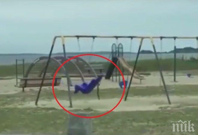 Мистерия! Заснеха призрак как се забавлява на люлка (ВИДЕО)