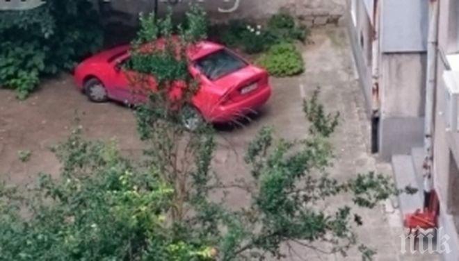 Шофьор превзе двора на жилищен блок в Пловдив, направи си паркинг
