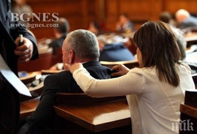 ЕКСКЛУЗИВНО В ПИК TV! Кой кого масажира в парламента?