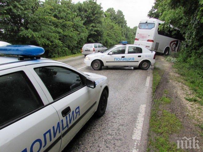Автомобил и бус са катастрофирали на пътя Варна-Бяла