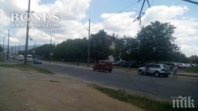 ПИК TV: Камион скъса стари тролейбусни жици в Казанлък