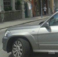 Пишман-инструктор показа как не се паркира: Блокира с джипа си улица в центъра на Пловдив (СНИМКИ)