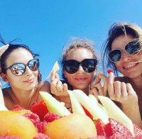 Никол Станкулова побърка гларусите на плажа, почива само с приятелки