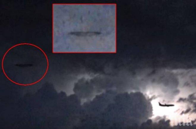 Пътник в самолет засне НЛО по време на буря над Италия (ВИДЕО)