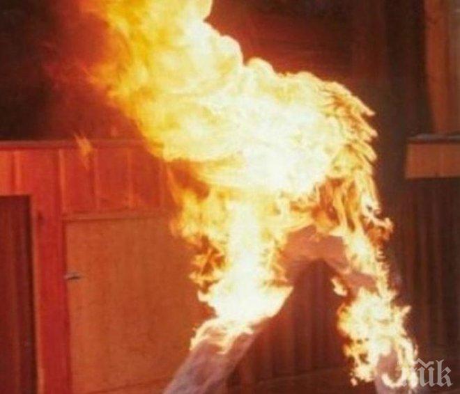 КОШМАР! Барман запали косите на клиенти в ММЦ, обгори две момичета