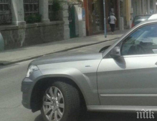 Пишман-инструктор показа как не се паркира: Блокира с джипа си улица в центъра на Пловдив (СНИМКИ)