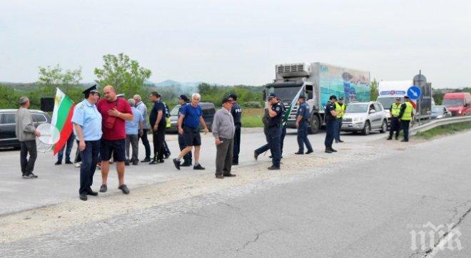 Жителите на Гара Елин Пелин блокираха пътя за София