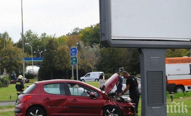 Баща се заби в билборд - двете му деца пострадаха 