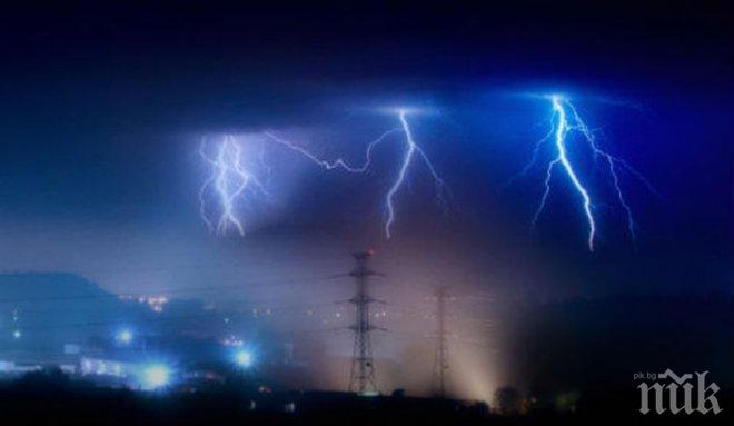 Рекорд: 10 000 мълнии засечени за 12 часа в Хонконг (ВИДЕО)