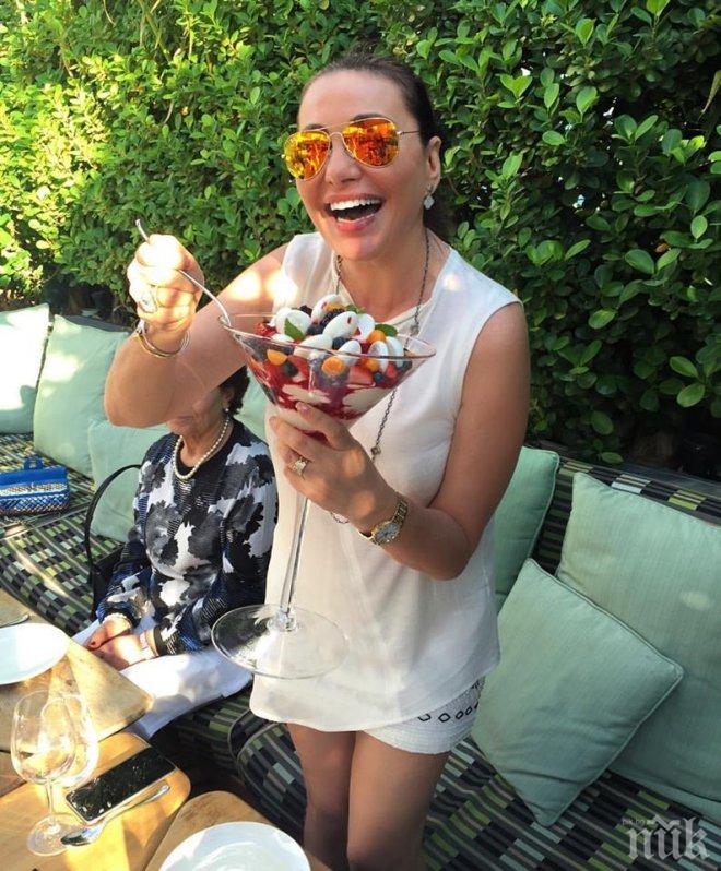 УДАР! Дарина Павлова награби двама мъже накуп! (СНИМКА)