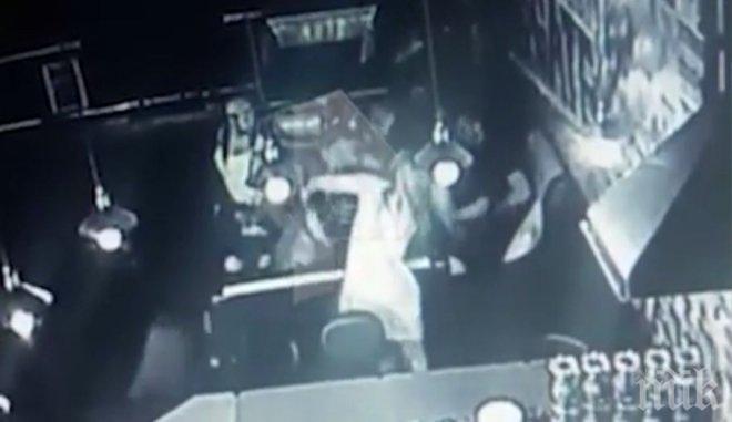 Кикбоксьор уби с голи ръце клиент в бар (ВИДЕО 18+)