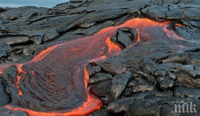 Страховито! Планини от лава къкрят под океаните