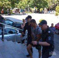 От последните минути: Вкараха в съда Борислав, който уби хазяина си в Бургас (СНИМКА)