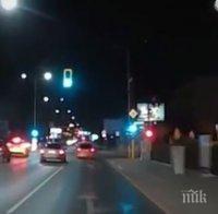 Патрулка гази правилата! Полицейската кола катастрофира, мина на червен светофар (ВИДЕО)