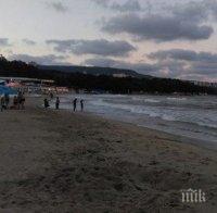 ИЗВЪНРЕДНО! Полицията отцепи плажа във Варна! Извадиха втори удавник