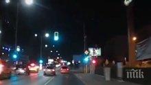 Патрулка гази правилата! Полицейската кола катастрофира, мина на червен светофар (ВИДЕО)